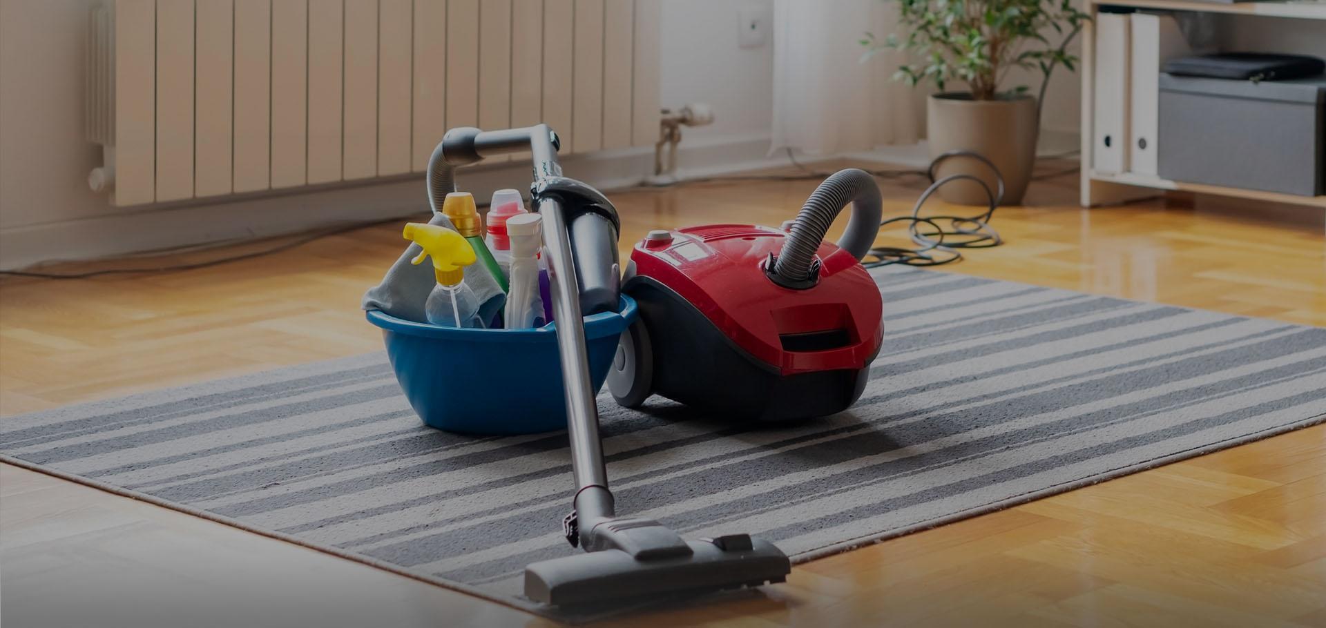 Slajd #3 odkurzacz i środki czystości na dywanie 